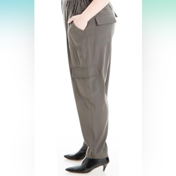 NWT Max Studio Women's Plus Size Soft Twill Ankle Cargo Pant - Picture 2 of 12